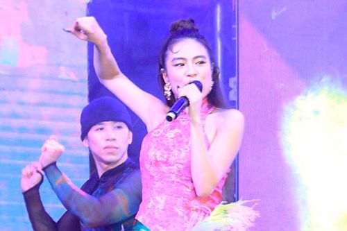 Hoàng Thùy Linh nhảy cực sung tại phố đi bộ