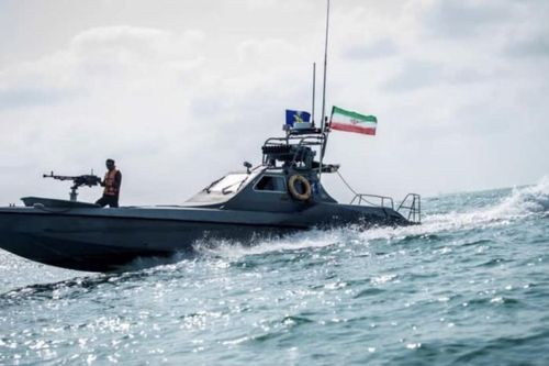 Iran bắt giữ một tàu nước ngoài buôn lậu nhiên liệu
