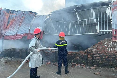 Phó Thủ tướng chia buồn với gia đình 3 mẹ con bị nạn trong vụ cháy Hà Nội