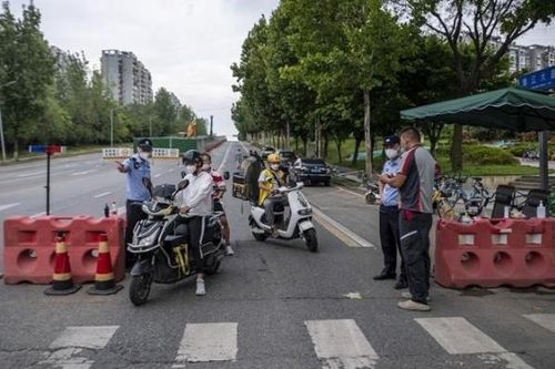 Trên 10.000 ca tử vong mới; Siêu đô thị của Trung Quốc gia hạn phong tỏa