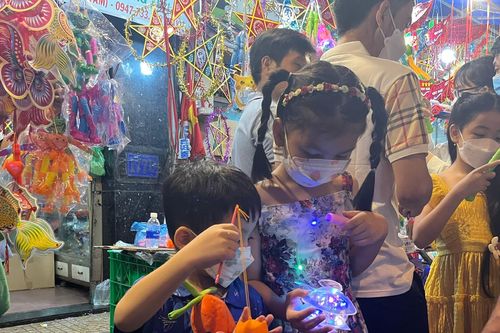 TP HCM: Đường phố ngập kín người ngày Tết Trung thu