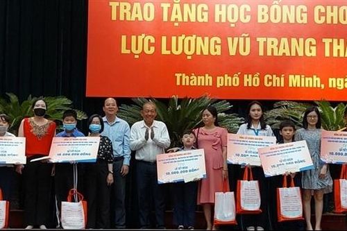 Trao học bổng trị giá 2 tỷ đồng tặng con CBCS lực lượng vũ trang TP Hồ Chí Minh