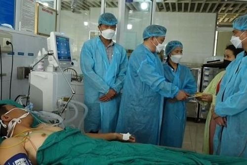 Một công an viên bị thương khi chữa cháy xưởng chăn ga ở Thanh Oai
