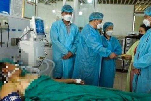 Một công an xã bị thương trong vụ cháy xưởng ở Hà Nội