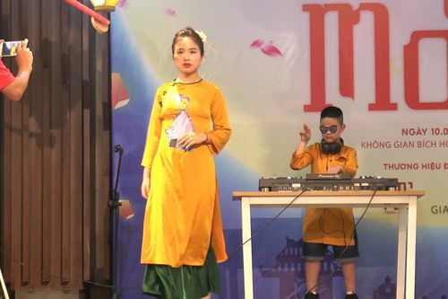 Dàn người mẫu nhí trình diễn áo dài trên nền nhạc DJ ở Hà Nội