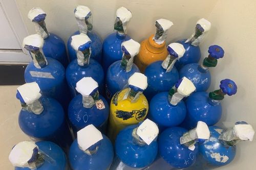 Phát hiện nam thanh niên chở 20 bình 'khí cười' đi bán