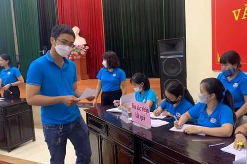 Bốc thăm không trúng tuyển: Phụ huynh chờ đợi một suất học trường công cho con