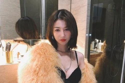 Lý Dịch Phong đi du lịch '5 ngày 4 đêm' với hot girl Blase Loan Loan?