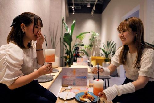 Nhật Bản khuyến khích uống rượu, nhưng giới trẻ không muốn