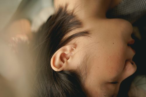 Bé gái 8 tuổi bị đỉa chui vào vùng kín sau khi tắm ao