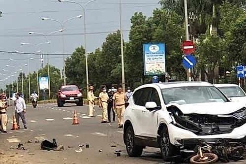 Xế hộp chưa lắp biển số tông xe máy, 3 cháu nhỏ thương vong