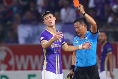 Bạo lực sân cỏ tại V-League và nỗi lo cho bóng đá Việt