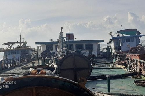 Trục vớt thành công 2 tàu bị chìm trên biển Thái Bình