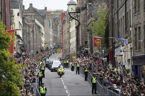 Hàng dài người tiễn đưa linh cữu Nữ hoàng tới thủ phủ xứ Scotland