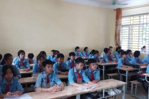 Hơn 200 học sinh đã đến lớp sau phản đối sáp nhập trường