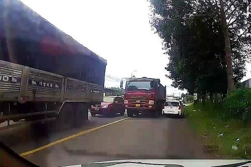 Xe tải lấn làn, ô tô con kịp thời đánh lái tránh va chạm