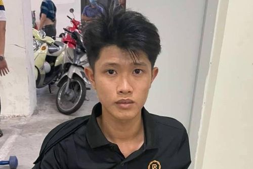 Thanh niên lái xe chở bạn gái tông gãy chân cảnh sát rồi bỏ chạy