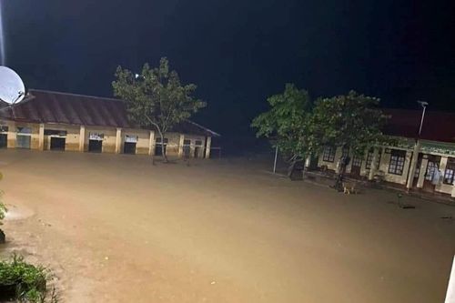 Lũ tràn về trường lúc nửa đêm, hơn 100 thầy trò chạy khỏi 'biển nước'