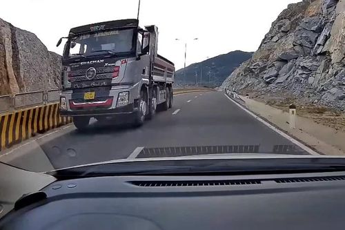 Làm rõ vụ xe ben chạy ngược chiều với tốc độ cao khi lên đèo