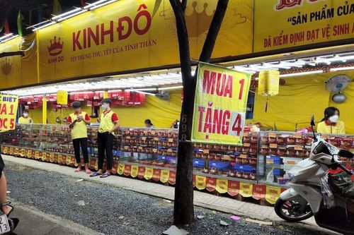 Bánh Trung Thu 'xả hàng' giá siêu rẻ cuối mùa, có nên mua?