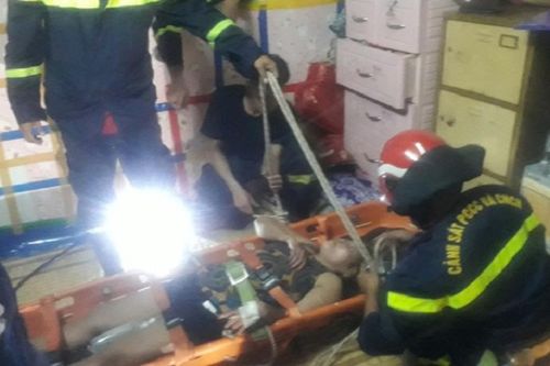 Nghẹt thở giây phút đội cứu hộ phá cửa sổ, giải cứu nạn nhân nguy kịch bị mắc kẹt trên căn gác nhỏ hẹp