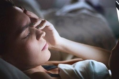 Cô gái bị bong võng mạc, mất thị lực mắt trái vì thích dùng điện thoại trong bóng tối