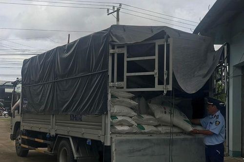 Long An ngăn chặn kịp thời 110 bao đường cát nhập lậu
