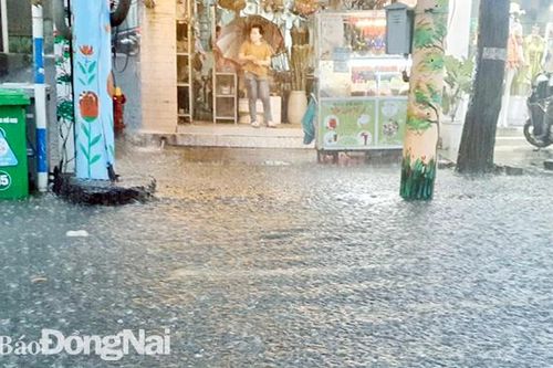 Mưa lớn gây ngập nhiều tuyến đường vào chiều 12-9