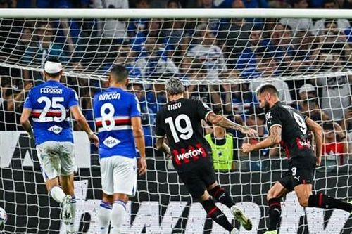 AC Milan vất vả vượt qua Sampdoria khi Leao dính thẻ đỏ