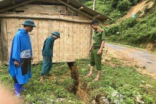 Xã biên giới Nghệ An xuất hiện nhiều vết nứt kéo dài, di dời dân khẩn cấp
