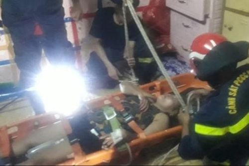 Dùng máng trượt cứu nạn nhân nguy kịch kẹt trong căn nhà nhỏ hẹp
