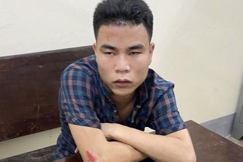 Mâu thuẫn trả tiền taxi, dùng đá ném đồng nghiệp trọng thương