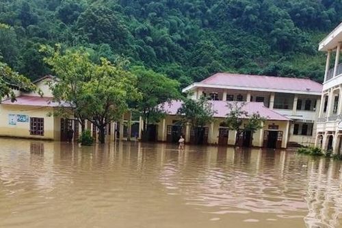 Mưa lớn trong đêm 'biến' trường thành sông