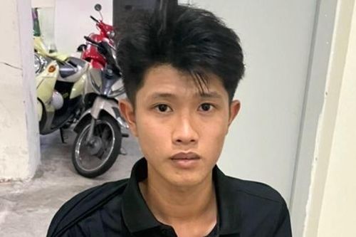 Chở bạn gái không có mũ bảo hiểm còn tông xe làm một chiến sĩ Công an bị thương