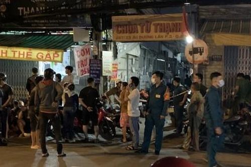 Người mẹ ngã quỵ khi phát hiện con trai tử vong bên vũng máu