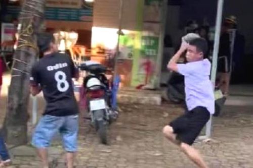 Mâu thuẫn trả tiền taxi đi hát karaoke, một người bị ném đá trọng thương