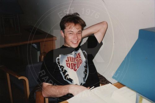 Bạn gái cũ đấu giá ảnh của Elon Musk