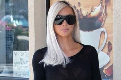 Kim Kardashian diện đầm bó khoe body nóng bỏng trên phố sau khi chia tay
