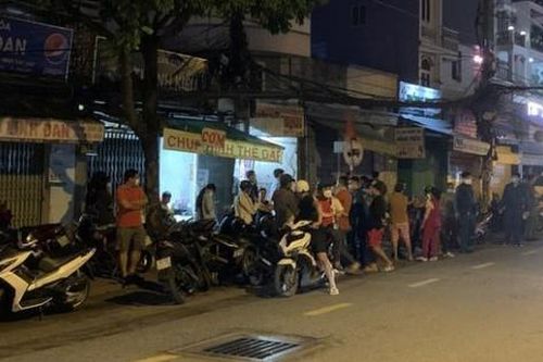 Mẹ 'chết ngất' khi mở cửa thì thấy con trai gục chết trong vũng máu, biết nguyên do càng đau đớn