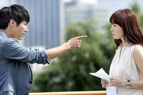 Cằn nhằn vì tưởng mẹ vợ lên chơi, nhưng khi biết vị khách trong nhà là ai chồng tôi đã phải rối rít xin lỗi