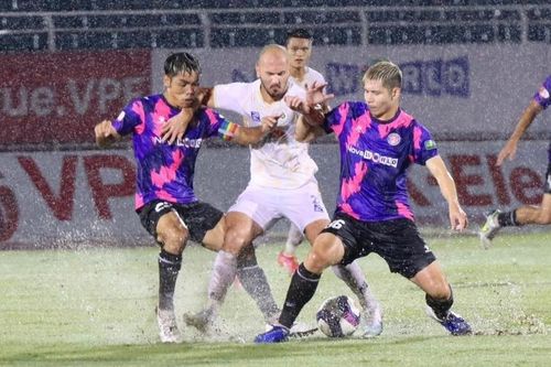 May mắn hòa đội bét bảng, Hà Nội FC bất an trên đường đua