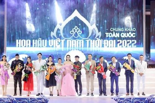 Sự thật vụ Hoa hậu Ngọc Hân ngồi ghế nhựa chấm thi Hoa hậu