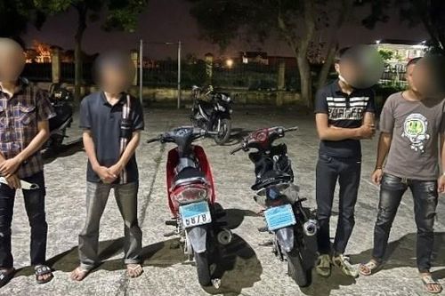 4 thanh, thiếu niên mang dao phóng lợn đi chơi liên tỉnh