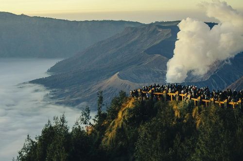 Thám hiểm núi lửa đang hoạt động ở Indonesia