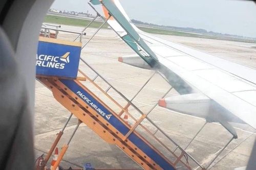 Xe thang va chạm với máy bay tại Nội Bài