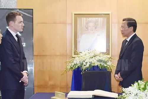Lãnh đạo TPHCM chia buồn với Vương quốc Anh