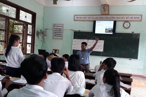 Thầy giáo thắp sáng tương lai cho học sinh vùng cao