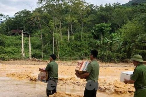 Băng qua nước lũ mang nhu yếu phẩm tiếp sức người dân miền núi Nghệ An bị cô lập
