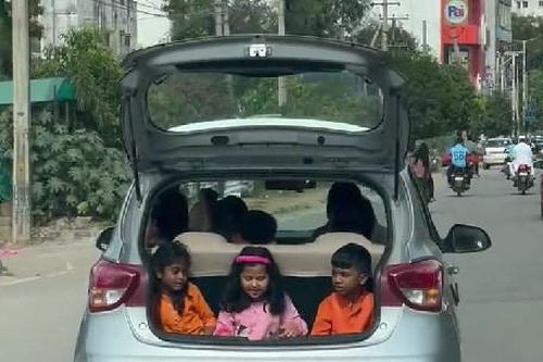 Xe Hyundai Grand i10 để trẻ em ngồi ở cốp xe mở toang vẫn chạy trên phố