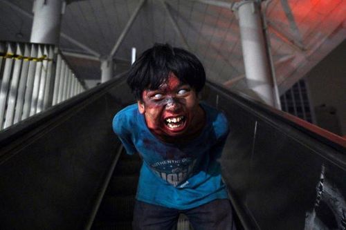 'Chuyến tàu xác sống' thu hút giới trẻ đi phương tiện giao thông công cộng